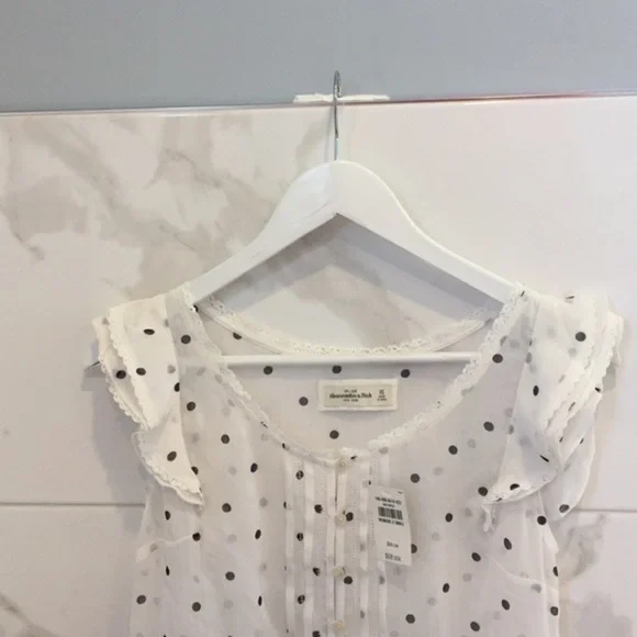 New Abercrombie | Cute Frills & Pokadot Top - Picture 6 of 15